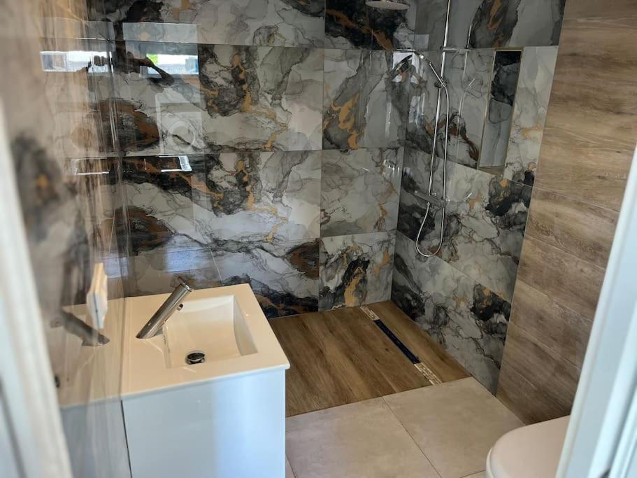 Maisonnette Avec Terrasse Avec Spa Privatif Lutterbach Exteriör bild